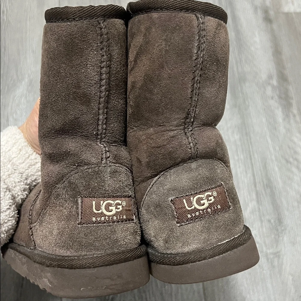 UGG Australia Classic kids sheepskin boots/ chocolate brown / size 3